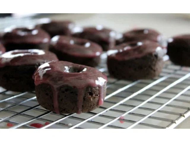 σοκολατένια ντόνατ γλασαρισμένα με βατόμουρα recipe