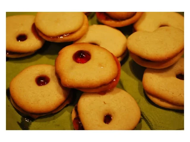 Μπισκοτάκια με παραθυράκια γεμισμένα με κόκκινη μαρμελάδα recipe