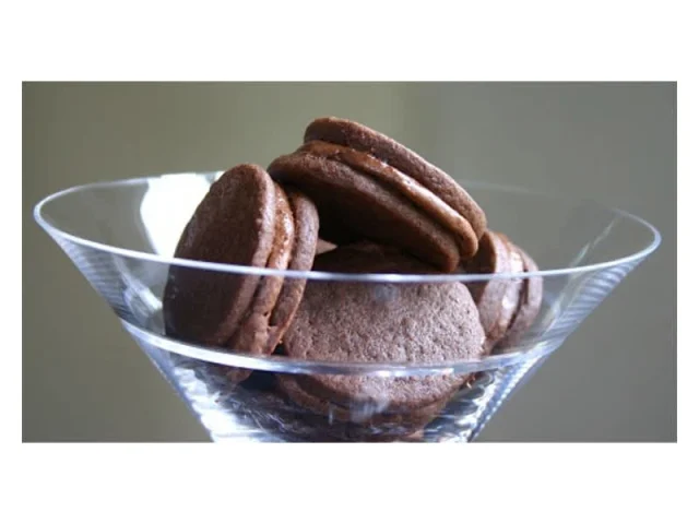 Μπισκότα σε ζευγάρια με γέμιση μόκα recipe