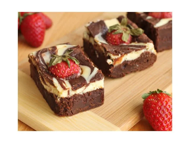 Μπράουνι που στροβιλίζεται γύρω από κατσικίσιο τυρί και φράουλες recipe