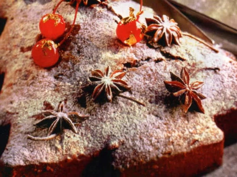 Εορταστικό κέικ με μπαχάρια, ρούμι και αποξηραμένα φρούτα