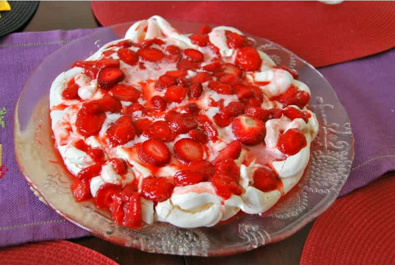 Χορευτική Τούρτα Pavlova με φράουλες!