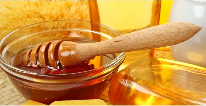 Τηγανητά πουγκάκια με αμύγδαλα και μέλι