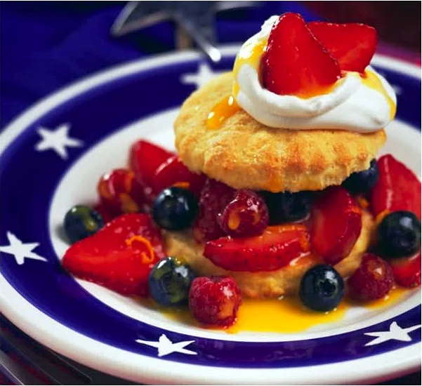 Βάφλες με φράουλες και σαντιγί