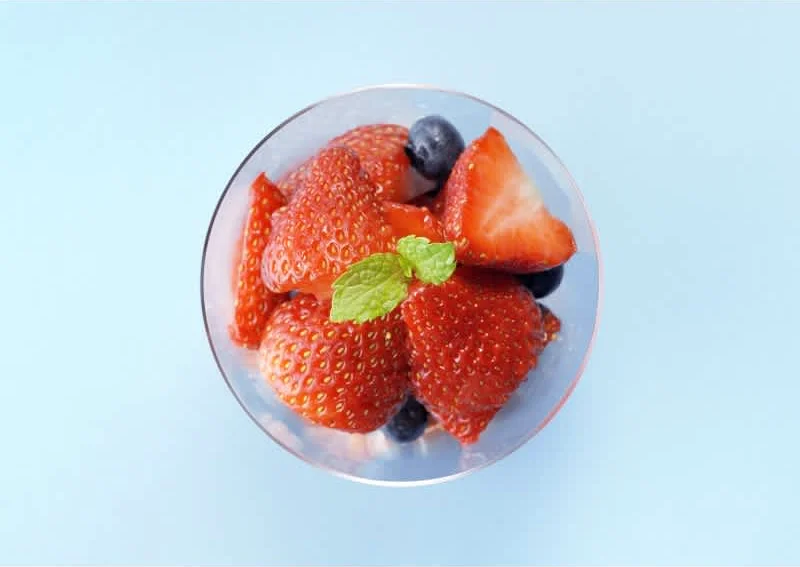 Παρφέ λεμονιού με ζουμερές φράουλες