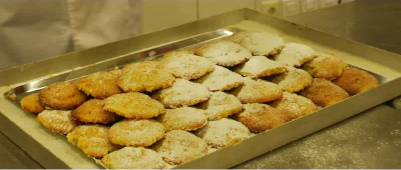 μαμούλ (παραδοσιακό λιβανέζικο γλυκό) με καρύδι