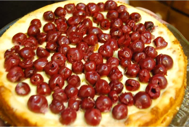 Τούρτα-τάρτα με κεράσια και πολύ... αφρό οίνου! (μπερδεμένες ιστορίες)