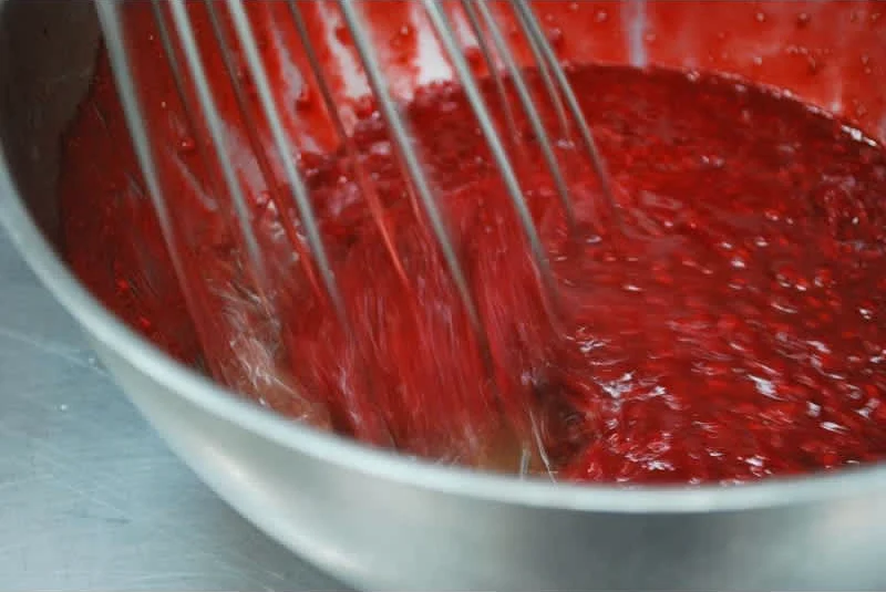 Σορμπέ φράουλας με κόκκινο κρασί