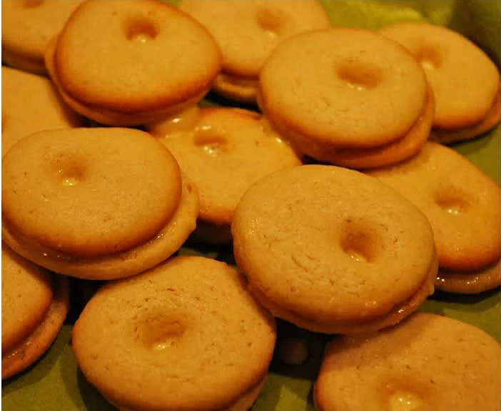 Μπισκοτάκια με κρέμα λεμονιού! γιαμ γιαμ