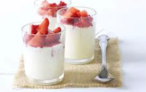 μους λευκής σοκολάτας με φρέσκα φρούτα