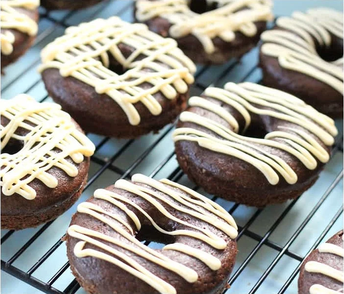 Ντόνατ ολικής αλέσεως με τριπλή σοκολάτα