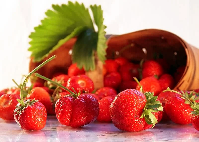 μαρέγκες με φρέσκες φράουλες