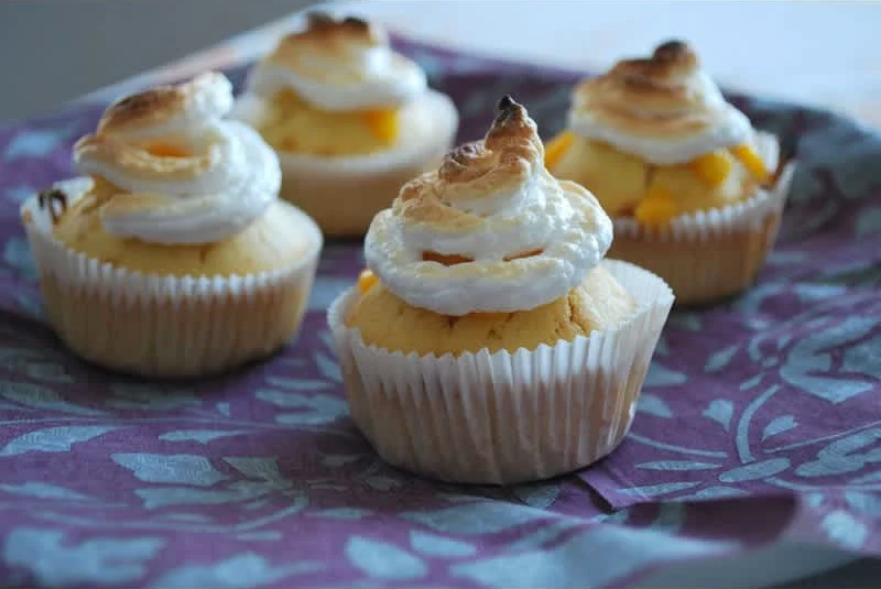 Μάφιν γεμισμένα με κρέμα λεμονιού και μυτερό καπέλο μαρέγκας