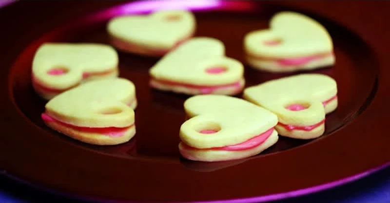 ροζ καρδιές σε μπισκότο με όνειρα από μασκαρπόνε