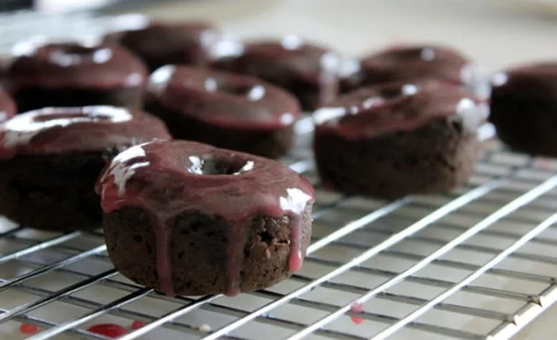 σοκολατένια ντόνατ γλασαρισμένα με βατόμουρα