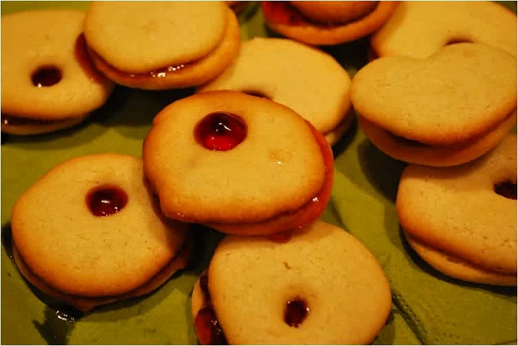 Μπισκοτάκια με παραθυράκια γεμισμένα με κόκκινη μαρμελάδα