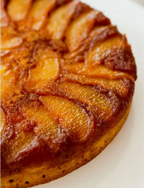 Γλυκιά πίτα με αχλάδια κι αμύγδαλα