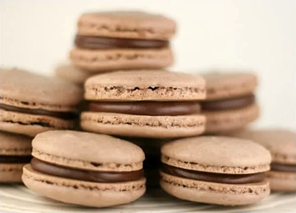 Μακαρόν με γκανάζ από καφέ εσπρέσο