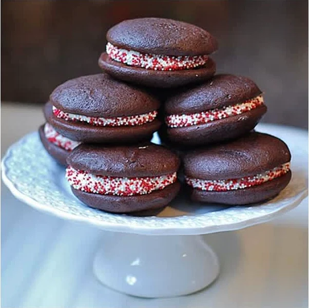 Σοκολατένιες μπουκιές με γέμιση ελβετικής μαρέγκας