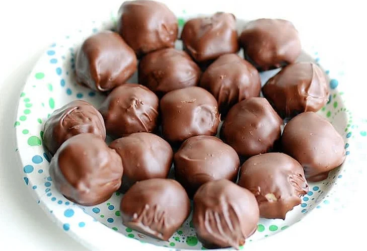 τρουφάκια γεμισμένα με ζύμη από choc chip μπισκότα! τέλειο πάντρεμα