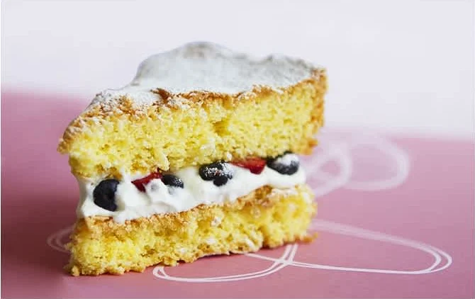 Αφράτο κέικ που το γεμίζουμε με μυστικά