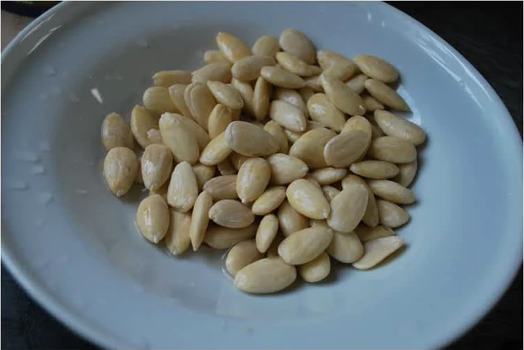 Νηστίσιμη τάρτα αμυγδάλου με δαμάσκηνα