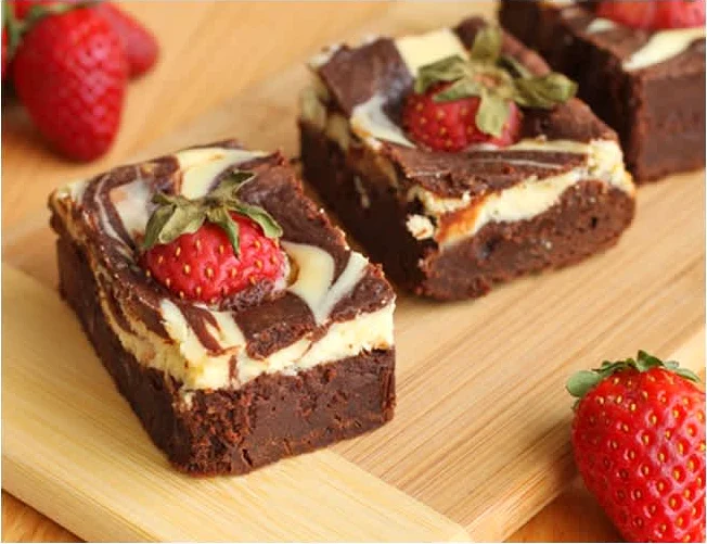 Μπράουνι που στροβιλίζεται γύρω από κατσικίσιο τυρί και φράουλες