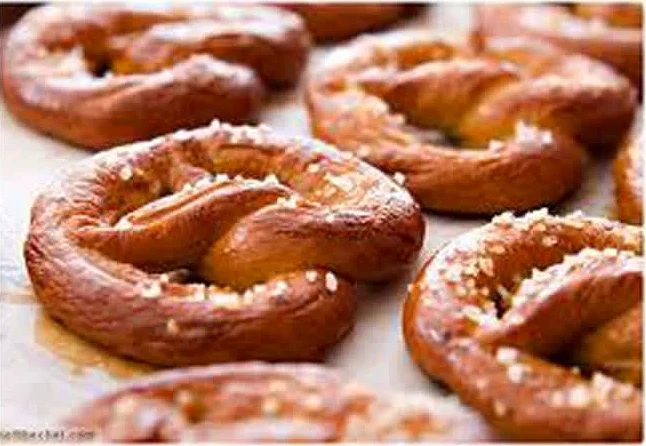 μαλακό Pretzel με κανέλα και ζάχαρη