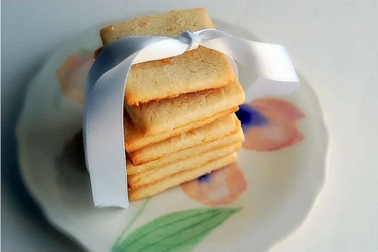 Μπισκότα βουτύρου (shortbread) με λεμόνι & βανίλια