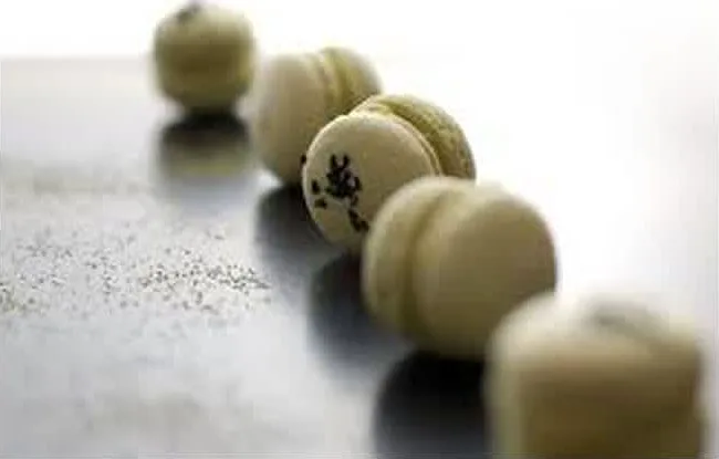 Μακαρόν βανίλιας με γέμιση από μασκαρπόνε & μύρτιλα