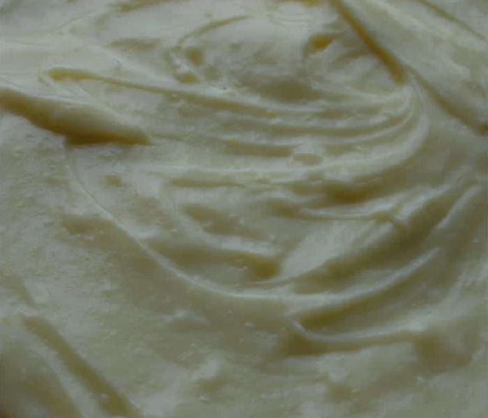 Τούρτα-Κέικ Βανίλιας με κρέμα ζαχαροπλαστικής και στρώσεις γκανάζ