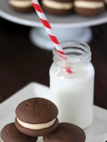 μαλακά, σοκολατένια μπισκότα με καραμελένια κρέμα βουτύρου...