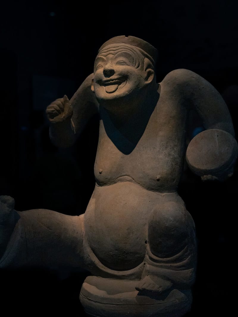 暮色中的林间,光线渐暗,边缘泛着最后一点暖色