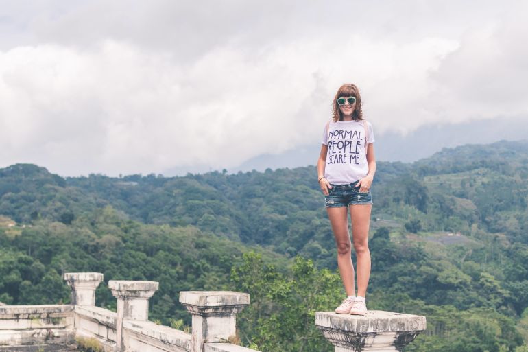 Frau mit Hot Pants vor einem Wald