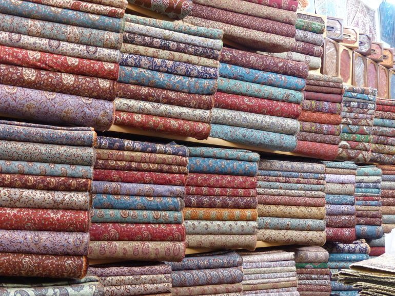 Verschiedene Bahnen Brokatstoff