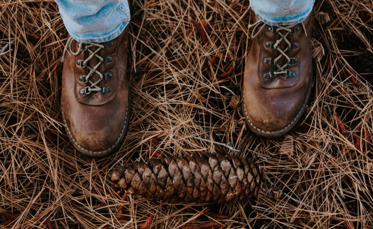 Braune Stiefel mit Hose