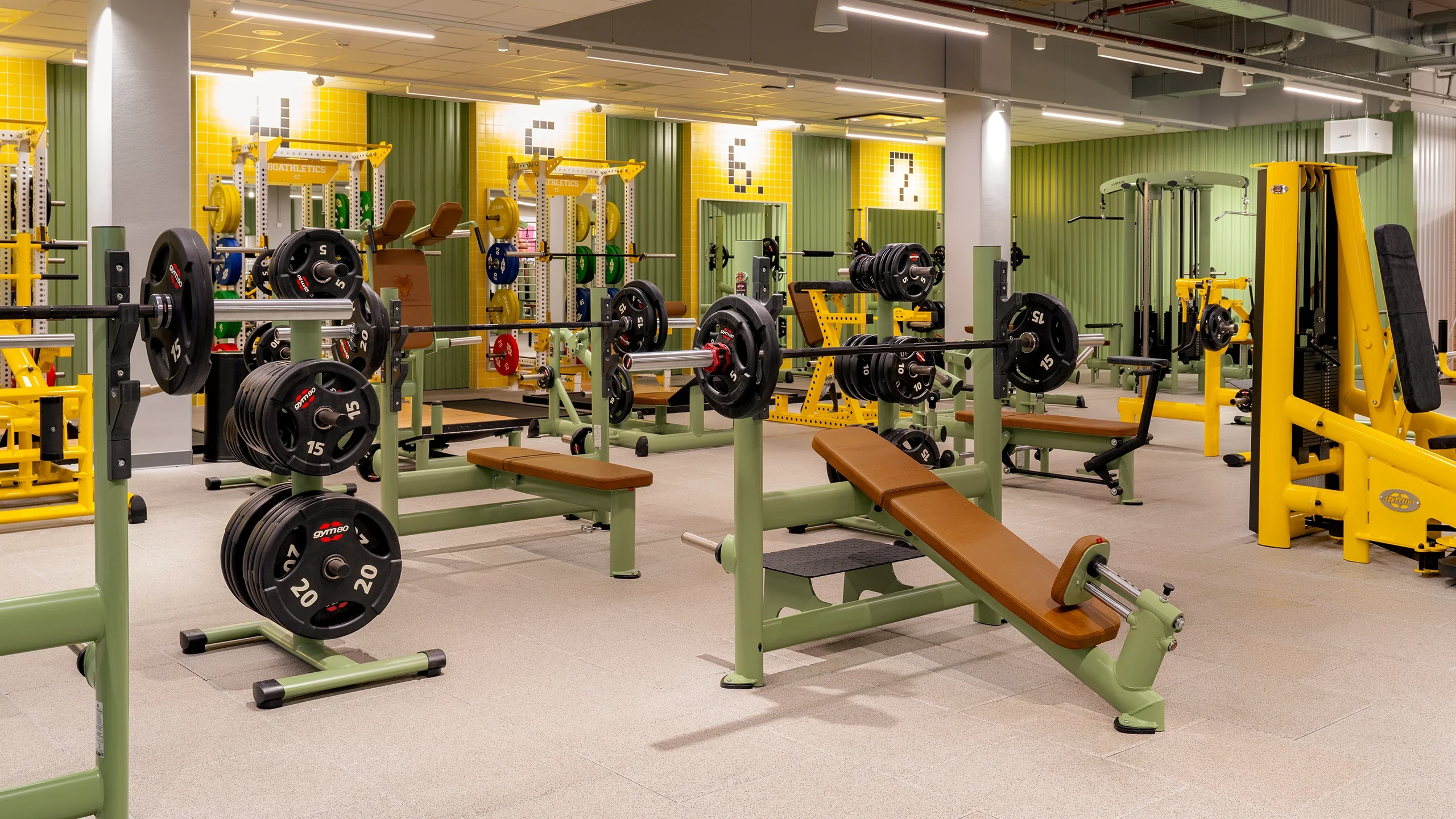 Innenansicht eines McFIT-Studios mit Trainingsgeräten und typischem Studio-Design