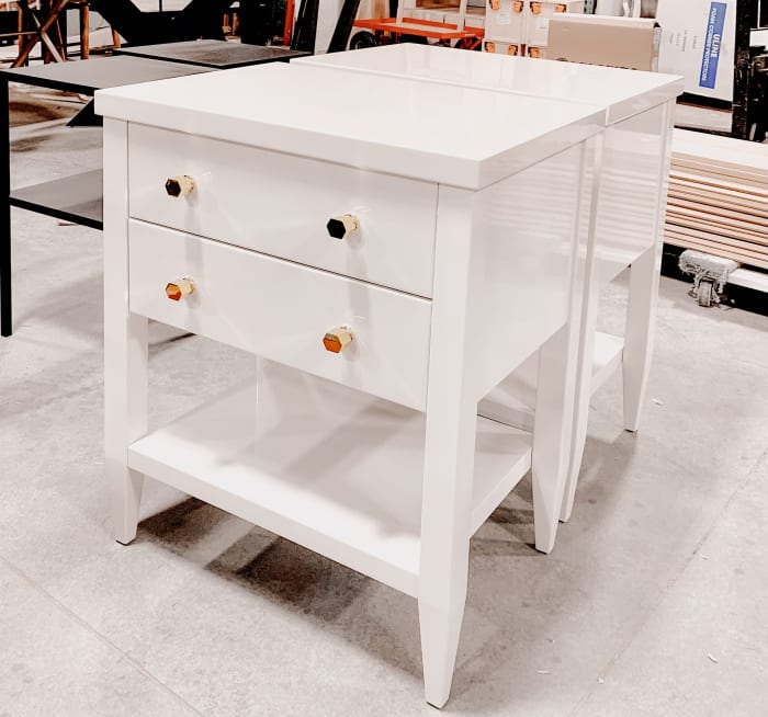 Glossy White Bedroom Furniture with Hexagon Knobs