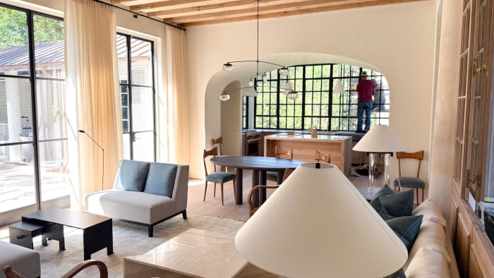 Oval Dining Table with Cylinder Legs