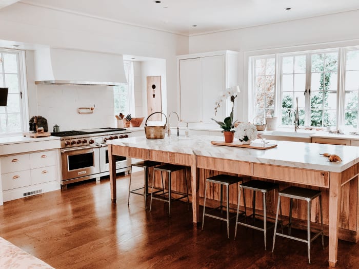 White Oak Island in White Kitchen