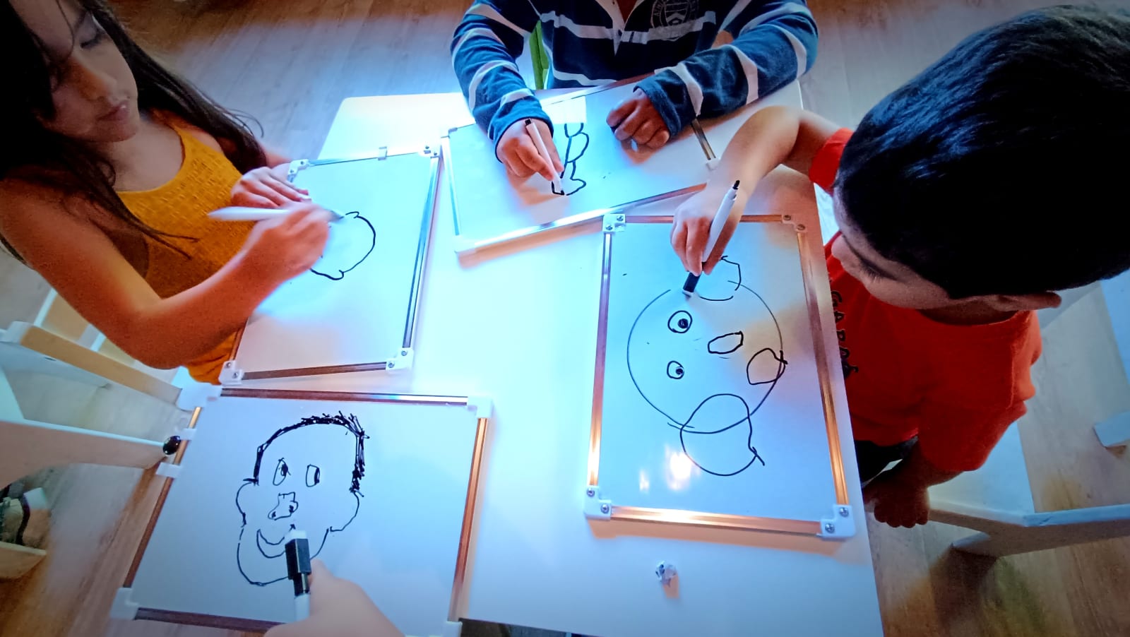Exploración sensorial y materiales manipulativos · Sensory exploration and hands-on learning at ABC For Kids