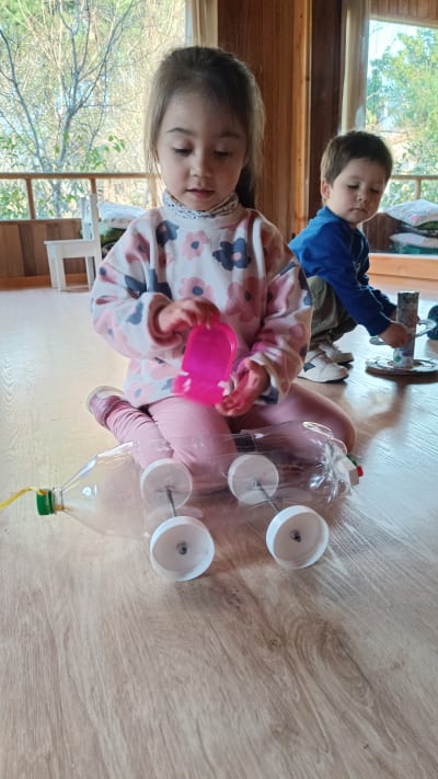 Proyecto Eco Play & Recycling: creación de juguetes didácticos reciclados · Eco Play & Recycling Project: building recycled toys and eco-awareness