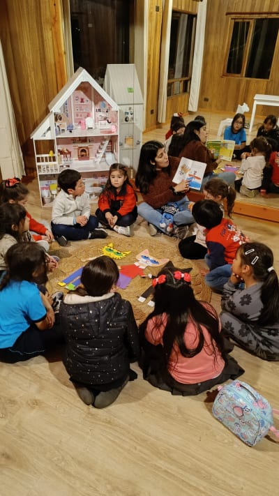 Alfombra de movimiento y dinámicas grupales en Sede Pucón · Soft carpet for movement games and circle time in Pucón