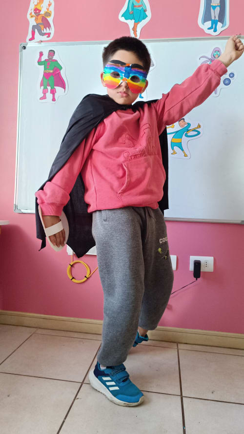 Área de materiales didácticos y juegos sensoriales · Hands-on teaching materials and sensory play area