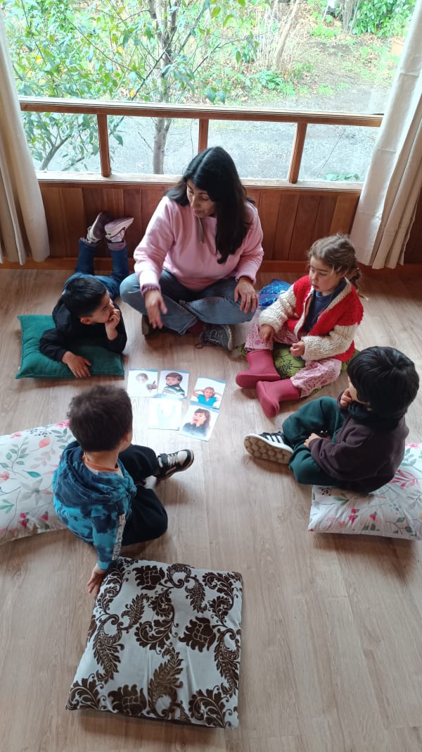 Niños jugando en la alfombra con títeres y canciones en Little Explorers · Children playing on the sensory carpet with puppets and songs in Little Explorers at ABC For Kids
