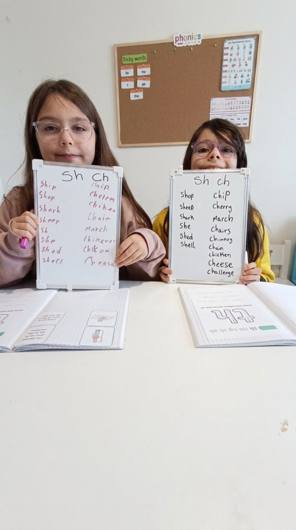 Trabajo en equipo y proyectos colaborativos en mesa de aprendizaje · Teamwork and hands-on collaborative projects in Tweens at ABC For Kids