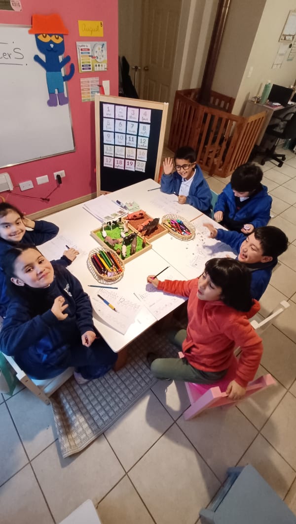 Mesas bajas de madera para proyectos y trabajo colaborativo en sala