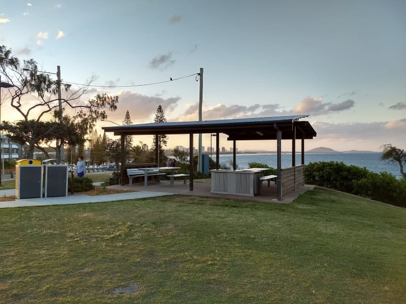 THE BLUFF BEACH BBQ Area