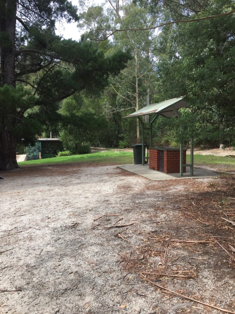 BELGRAVE LAKE PARK BBQ Area