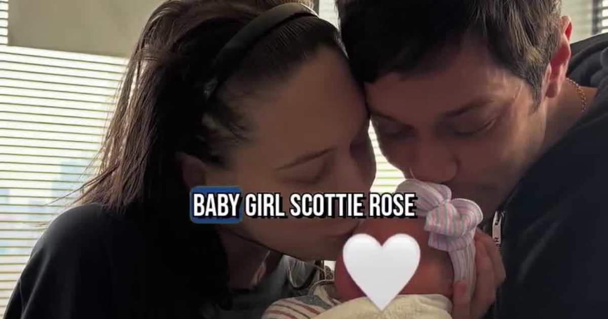 Elsie Hewitt Flashes Her "Adult Diapers"